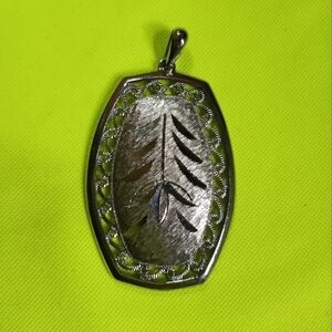 Silvertone diamond cut leaf 🍃 pattern pendant 2 inch long x 1 1/2 inch wide
